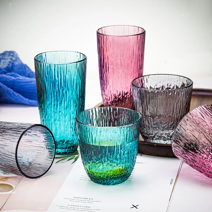 Farbige Glastrinkbecher