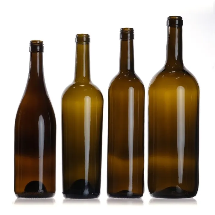 Quatre bouteilles de vin de couleur ambrée disposées côte à côte