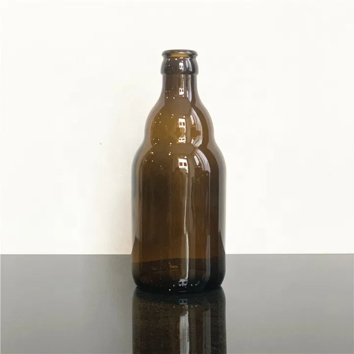 Kurze, bernsteinfarbene Bierflasche mit rundem Schulterdesign