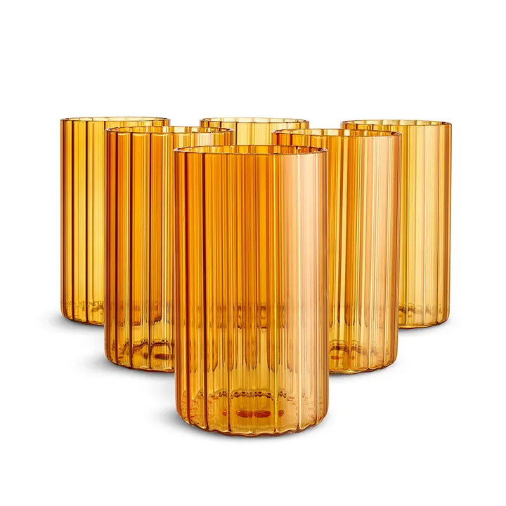 Sechs bernsteinfarbene, geriffelte Highball-Becher, nebeneinander angeordnet