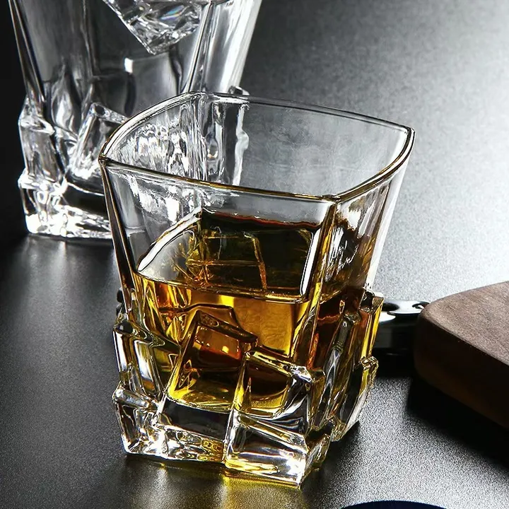 Transparentes, quadratisches Whiskyglas mit dickem Boden