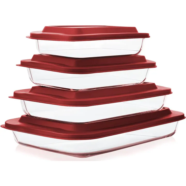 Quatre plats de cuisson rectangulaires en verre avec couvercles rouges, de différentes tailles