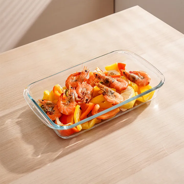 Plat de cuisson rectangulaire en verre garni de crevettes et de légumes colorés