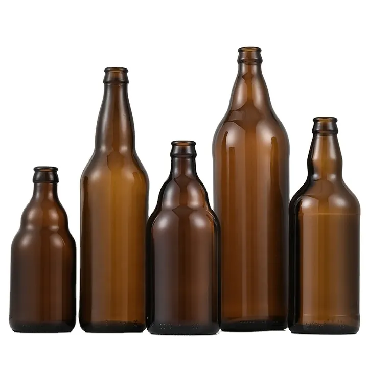 Bernsteinfarbene Bierflaschen in verschiedenen Größen