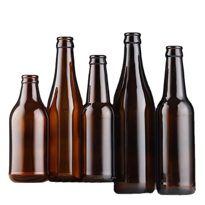 Fünf dunkle, bernsteinfarbene Bierflaschen in verschiedenen Größen