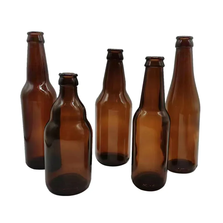 Fünf bernsteinfarbene Bierflaschen in verschiedenen Formen
