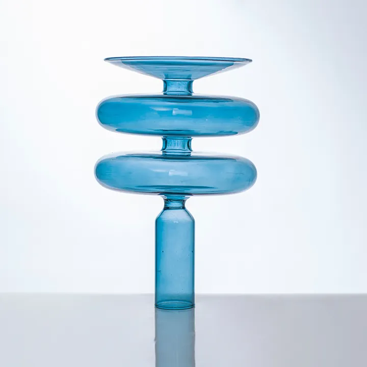 Blauer, skulpturaler Kerzenhalter aus Glas