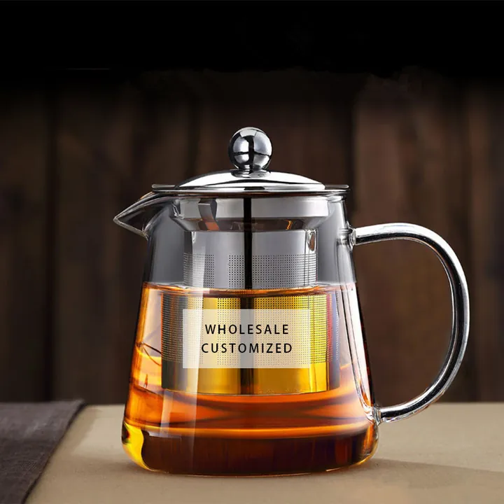 Théière en verre avec infuseur en métal, couvercle en métal et étiquette personnalisée sur le corps de la théière