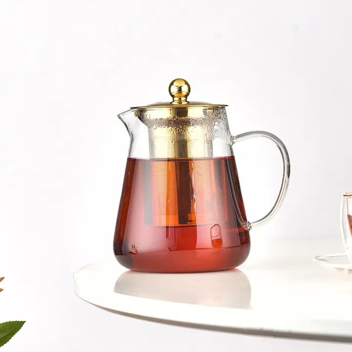 Théière haute en verre avec couvercle en métal doré et infuseur en métal