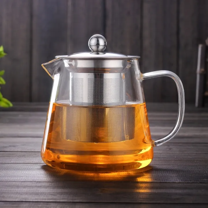 Théière en verre transparent avec une grande passoire en métal et un couvercle en métal