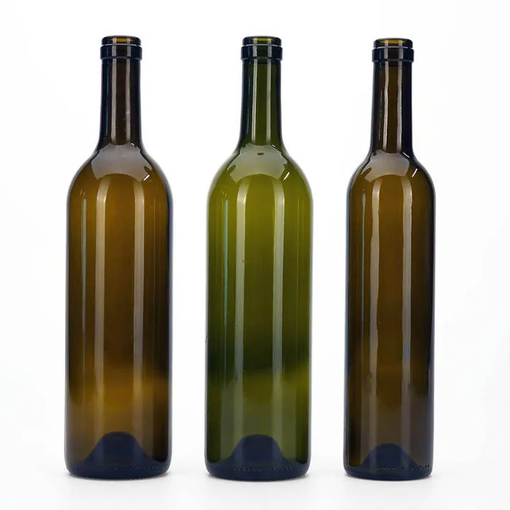 Des bouteilles de vin de Bourgogne marron et vertes disposées côte à côte
