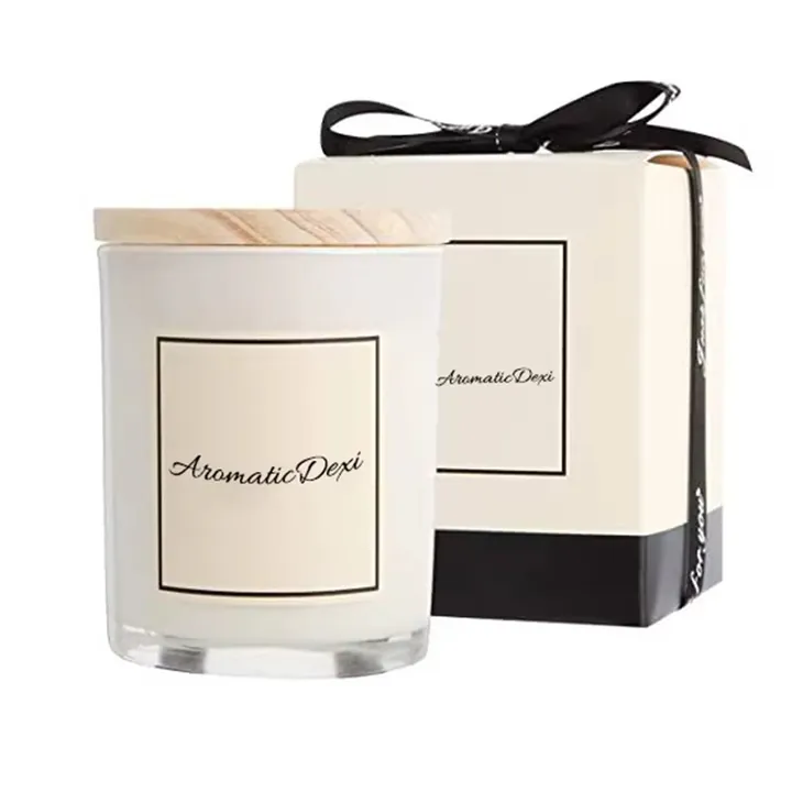 Pot à bougie en verre blanc avec étiquette imitant le grain du bois sur le couvercle et coffret cadeau