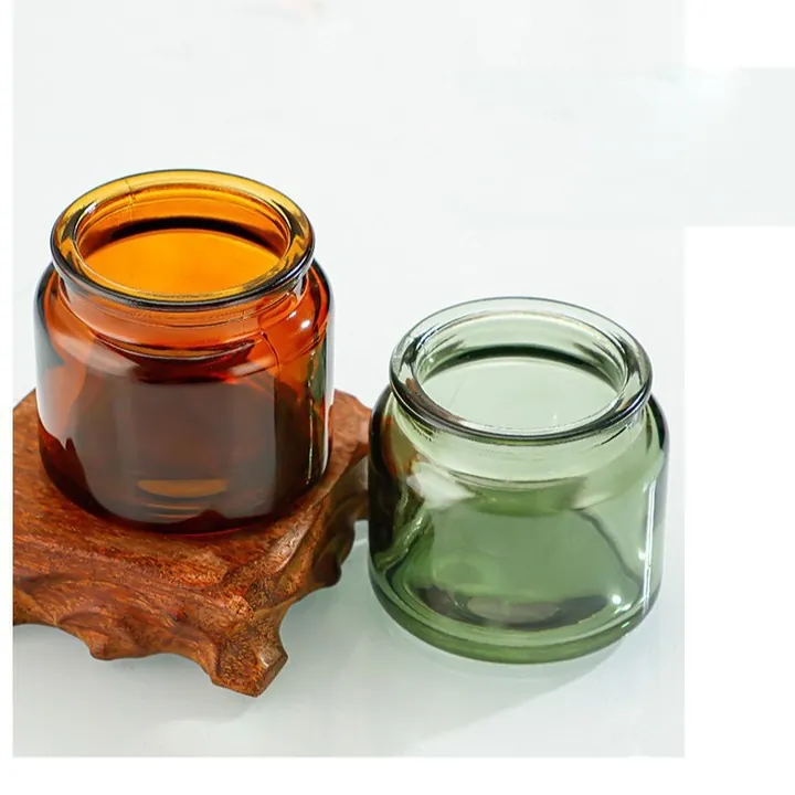 Kleine Kerzengläser in Bernstein und Grün, gemeinsam ausgestellt