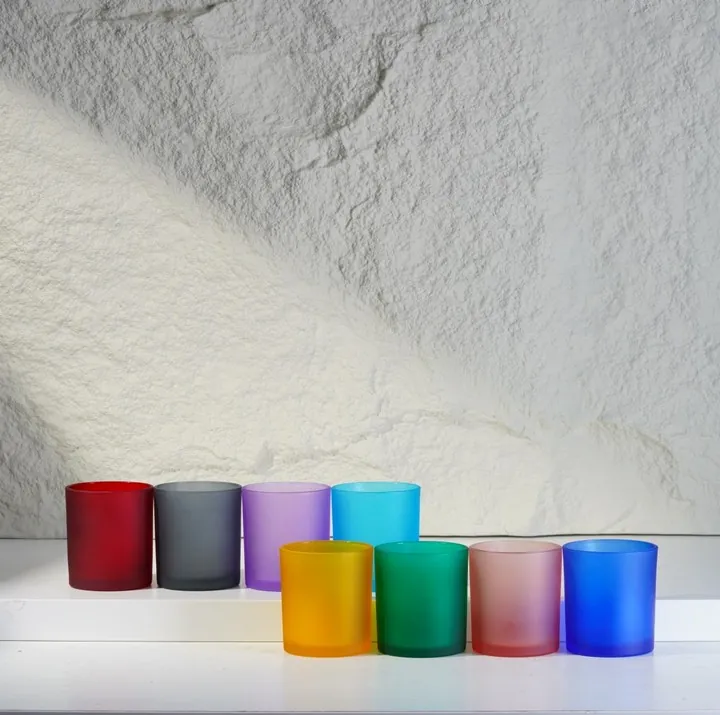 Mehrfarbige Kerzengläser aus Milchglas in Rot, Grau, Violett, Blau, Gelb, Grün und Rosa
