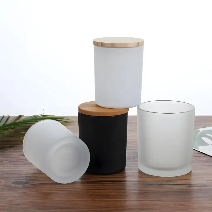 Schwarz-weiße Kerzengläser aus mattem Glas mit Holzdeckeln