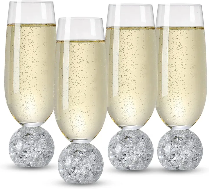 Vier Champagnergläser mit Sockeln im Kristallkugel-Stil