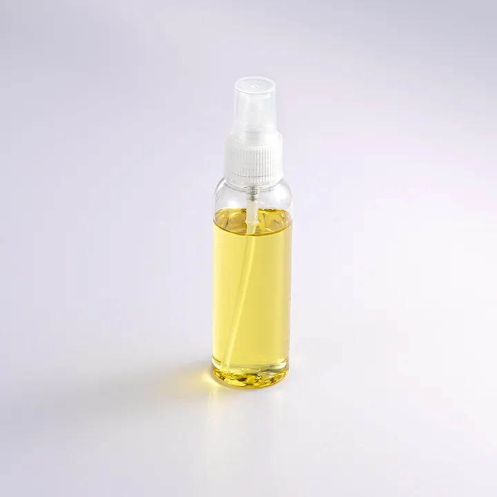 Durchsichtige Öl-Sprühflasche, gefüllt mit gelber Flüssigkeit