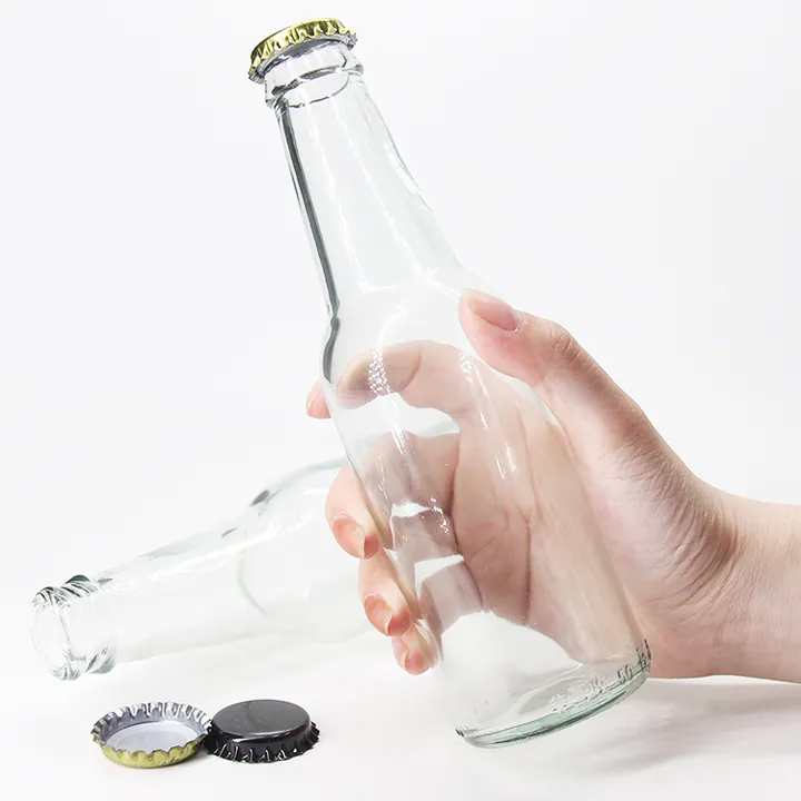 Mano que sostiene una botella de refresco transparente con tapón de corona