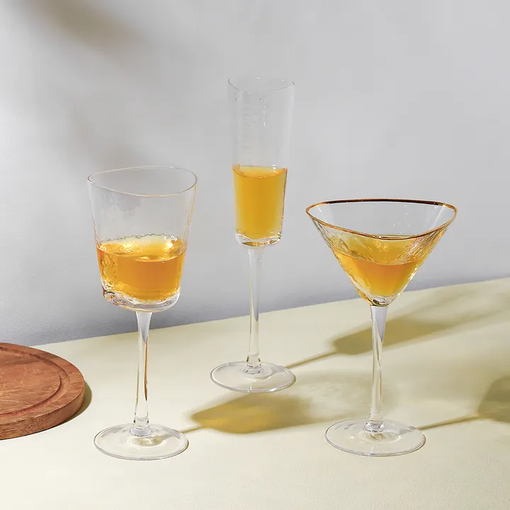 Drei verschiedene Cocktailgläser mit Getränken auf einem Tisch