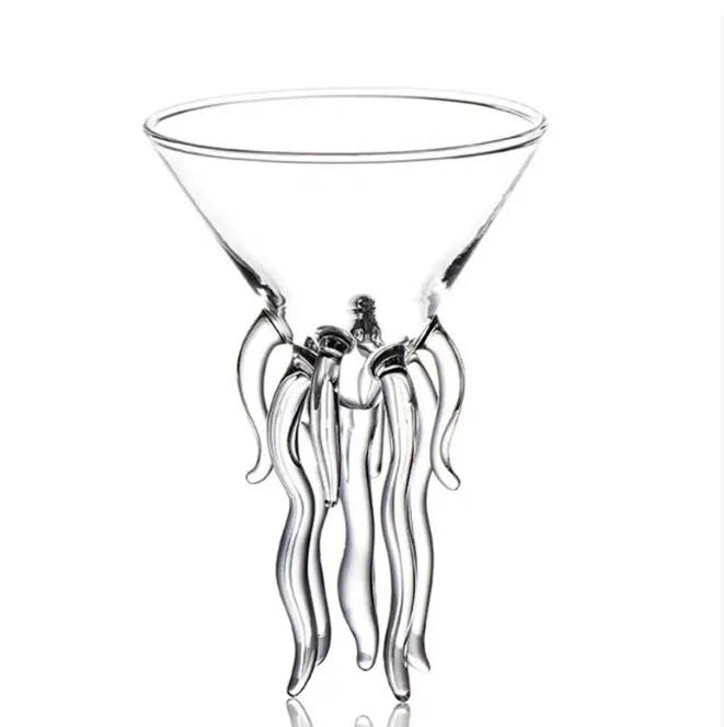 Originelles Cocktailglas mit Stiel in Form eines Tintenfischarms