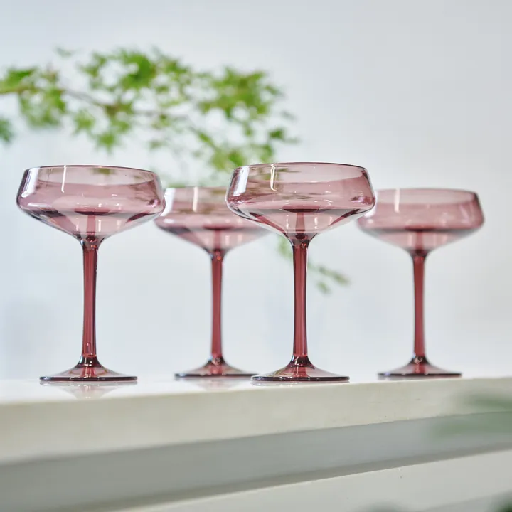 Mehrere rosa Coupé-Cocktailgläser, zusammen ausgestellt