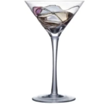 Martini-Cocktailglas mit Getränk und sichtbarem Glaskörper