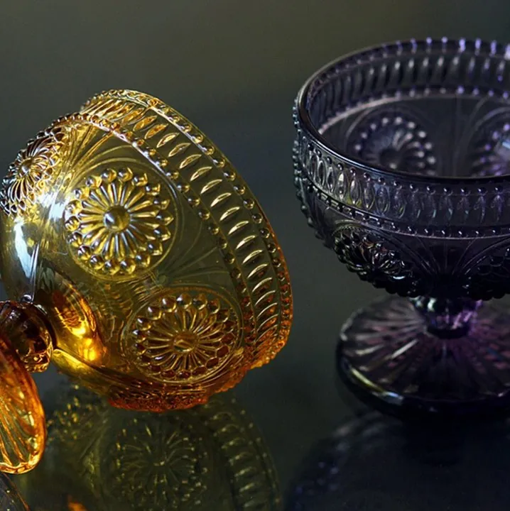Bernsteinfarbene und violette Kelchgläser mit Prägung, gemeinsam ausgestellt