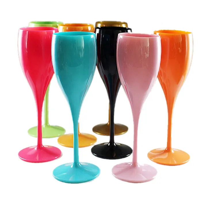 Verres à flûte colorés : rose, bleu, orange, vert et noir