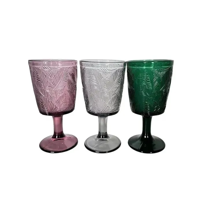 Verres à pied roses transparents et verts en relief, ornés d'un motif de feuilles