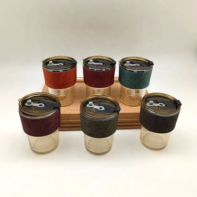Six gobelets de voyage en verre avec différents manchons en liège et couvercles à boire