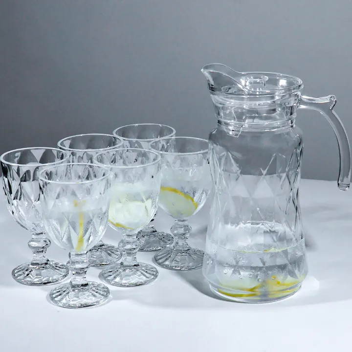Glaskanne mit Rautenmuster und passenden Stielgläsern