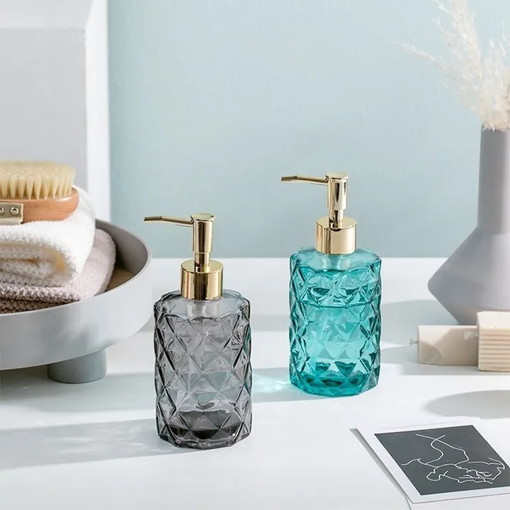 Frascos con bomba de cristal con textura de rombos en un cuarto de baño
