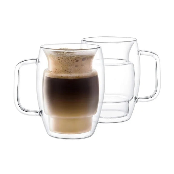 Deux tasses à café en verre à double paroi transparentes, accompagnées de café