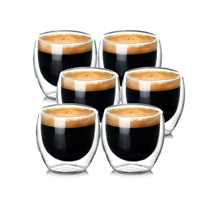 Six verres transparents à double paroi remplis d'expresso