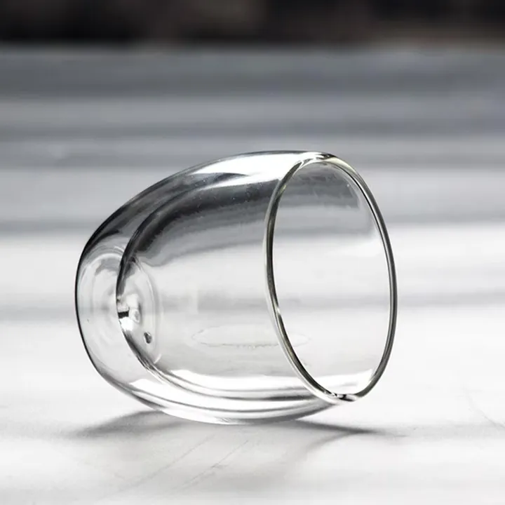 Verre à double paroi sans anse, présenté à l'horizontale