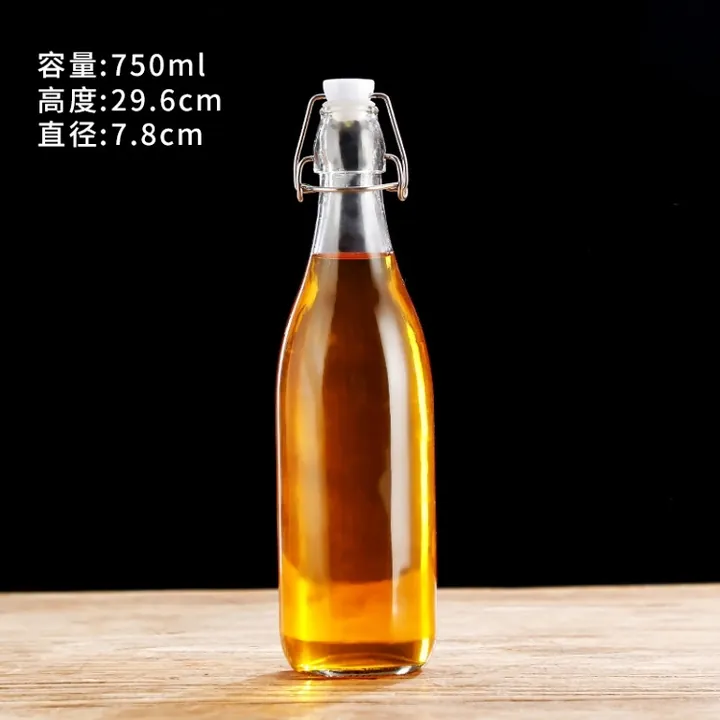 Botella alta con tapón abatible, llena de un líquido de color ámbar