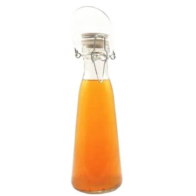 Botella cónica transparente con tapón abatible que contiene una bebida de naranja