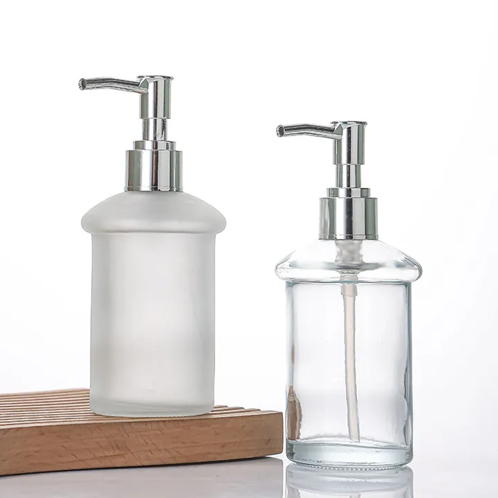 Botellas de cristal transparente y esmerilado con dosificadores plateados