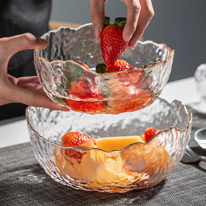 Zwei unregelmäßig geformte Obstschalen aus Glas mit Goldrand und Obst