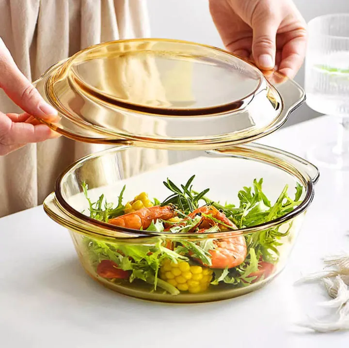 Bol en verre ambré avec couvercle, rempli de salade