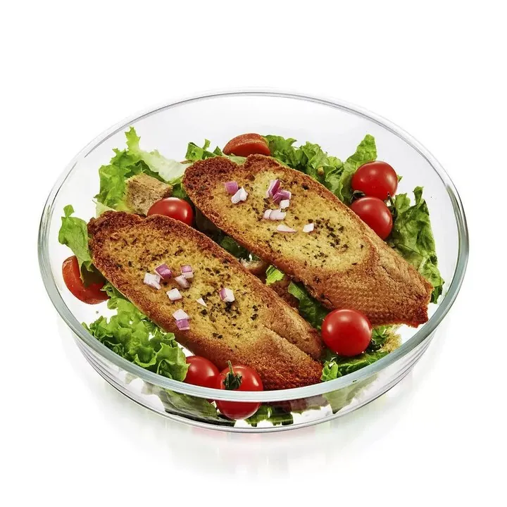 Plat de cuisson rond en verre rempli de pain et de salade