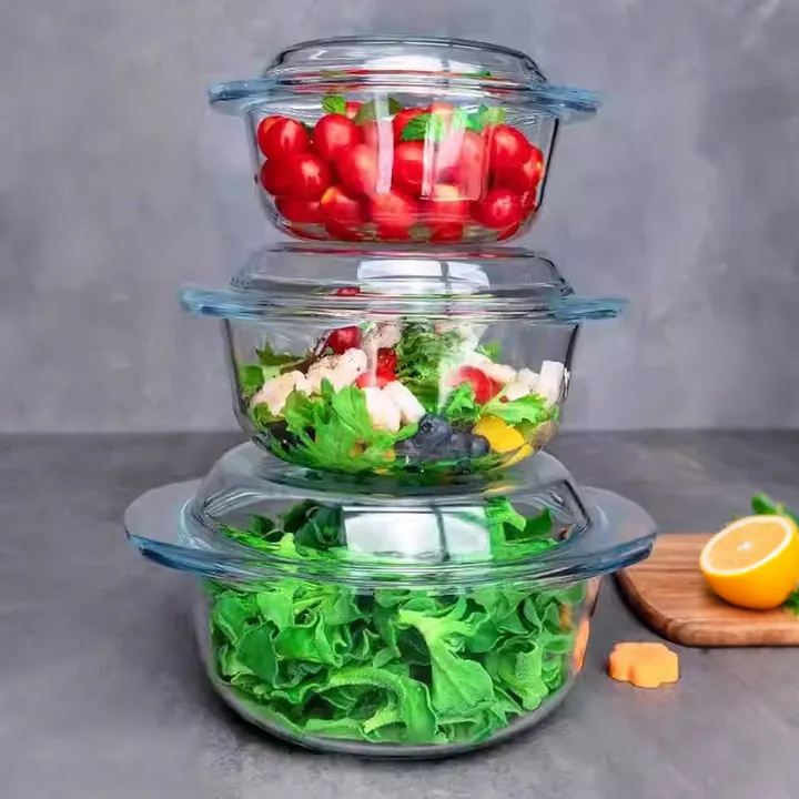 Trois bols en verre transparent munis d'un couvercle, remplis de légumes et d'aliments