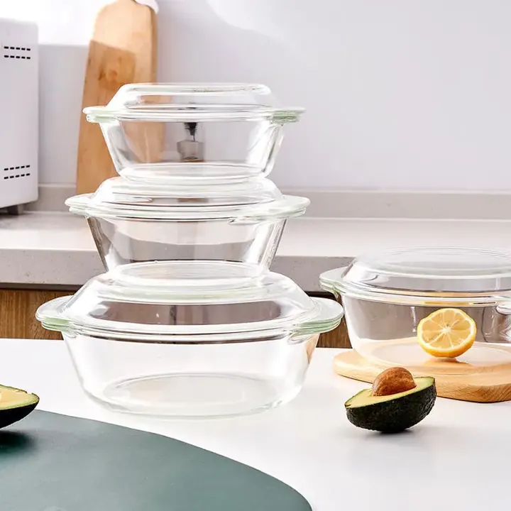 Quatre bols en verre transparent avec leurs couvercles en verre assortis