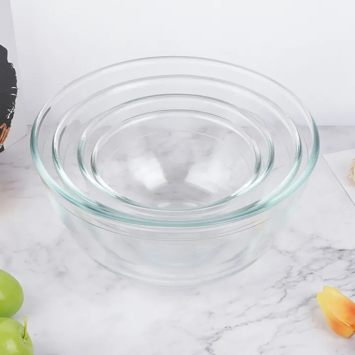 Trois bols en verre transparent emboîtables de différentes tailles
