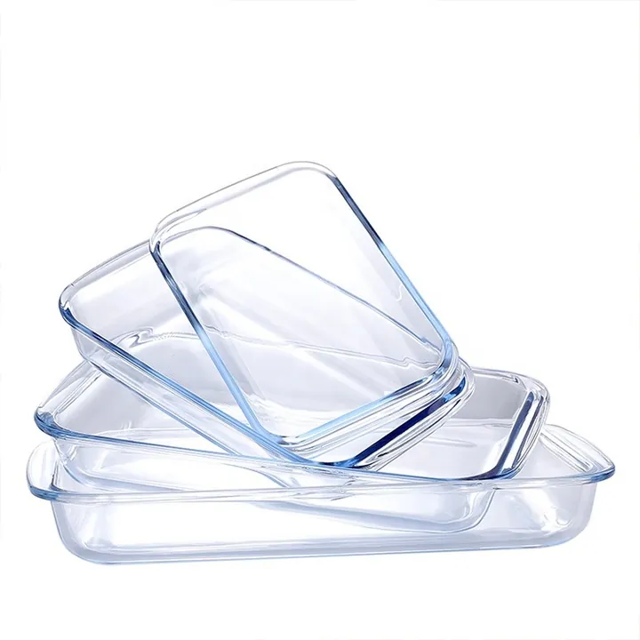 Assortiment de plats de cuisson en verre transparent empilables
