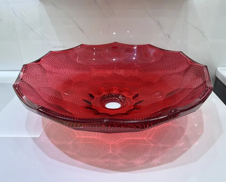 Lavabo de cristal texturizado con forma de flor roja