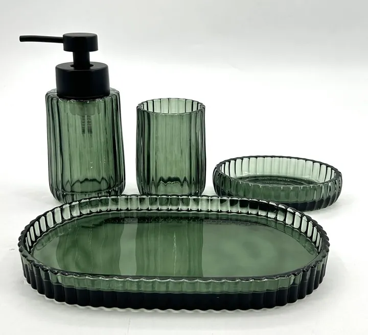 Juego de baño de cristal acanalado de color verde oscuro con bandeja