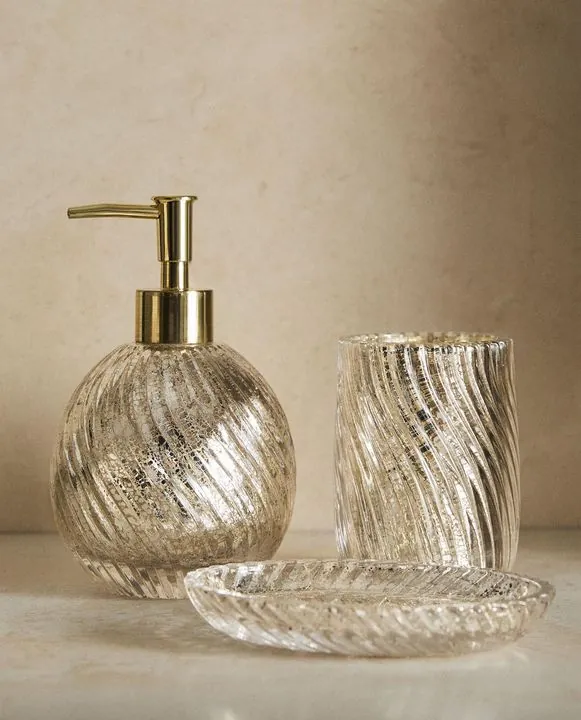 Juego de baño de cristal transparente con un diseño de remolinos dorados