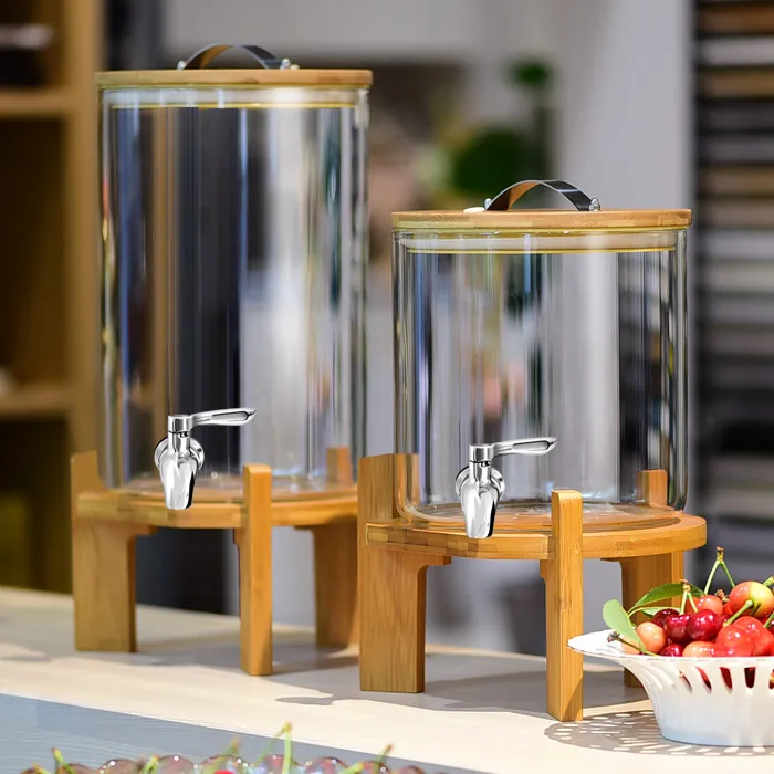 Deux distributeurs de boissons cylindriques avec couvercles et socles en bambou