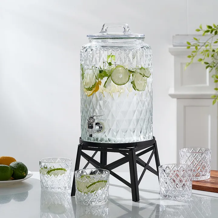 Distributeur de boissons à motif losange sur socle noir avec verres